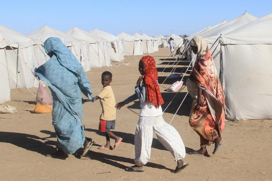Mujeres y niños en un campo de refugiados en el norte de Sudán