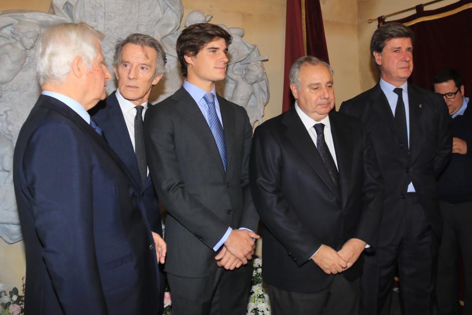 El Duque de Alba Carlos Fitz James Stuart, Alfonso Díez, Carlos Fitz James Stuart Solís , Fernando y Cayetano Martínez de Irujo durante el 3 Aniversario de la muerte de la Duquesa de Alba en la Iglesia de Los Gitanos en Sevilla.
20/11/2017