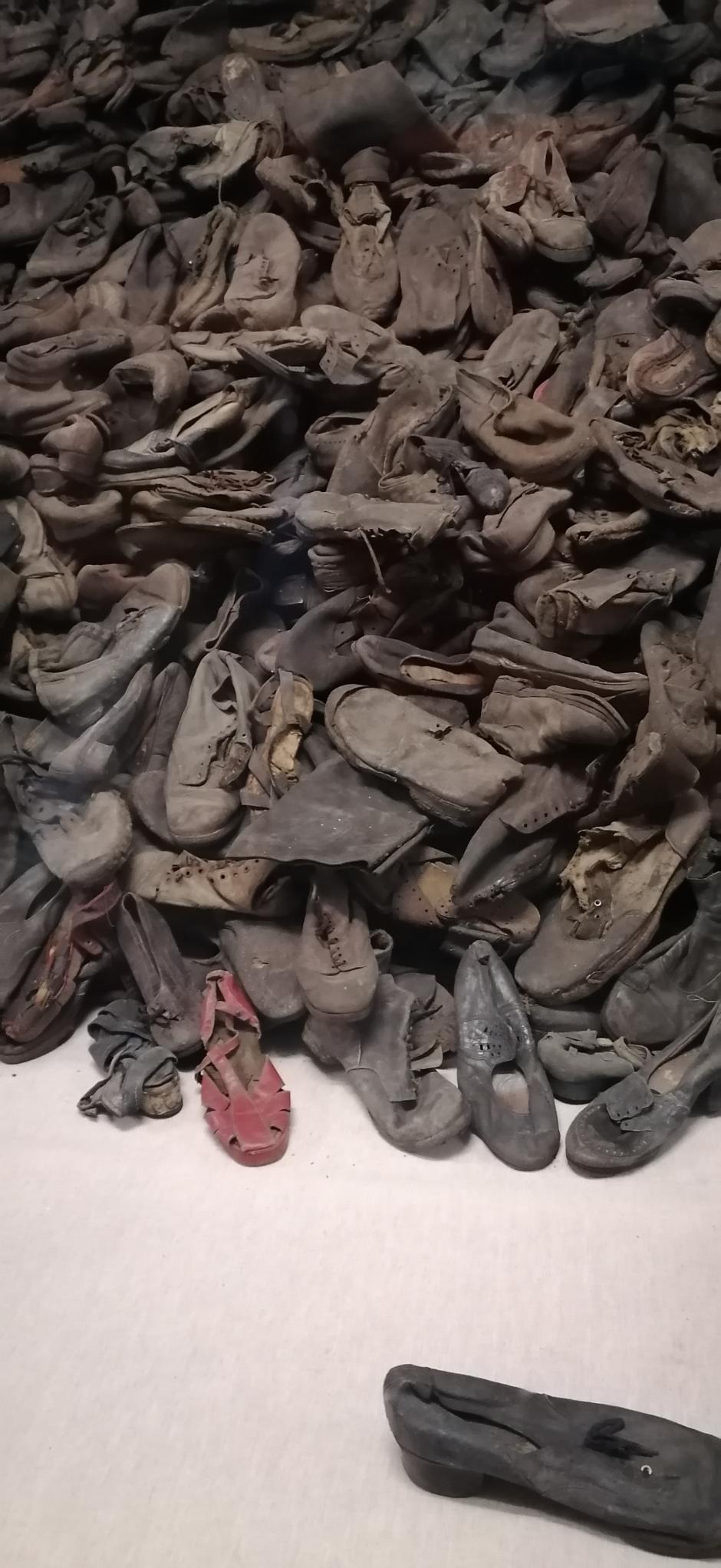 Habitación repleta de miles de zapatos de antiguos prisioneros del campo, en su mayoría exterminados por los nazis, que hace las veces de vitrina para los visitantes del campo de concentración