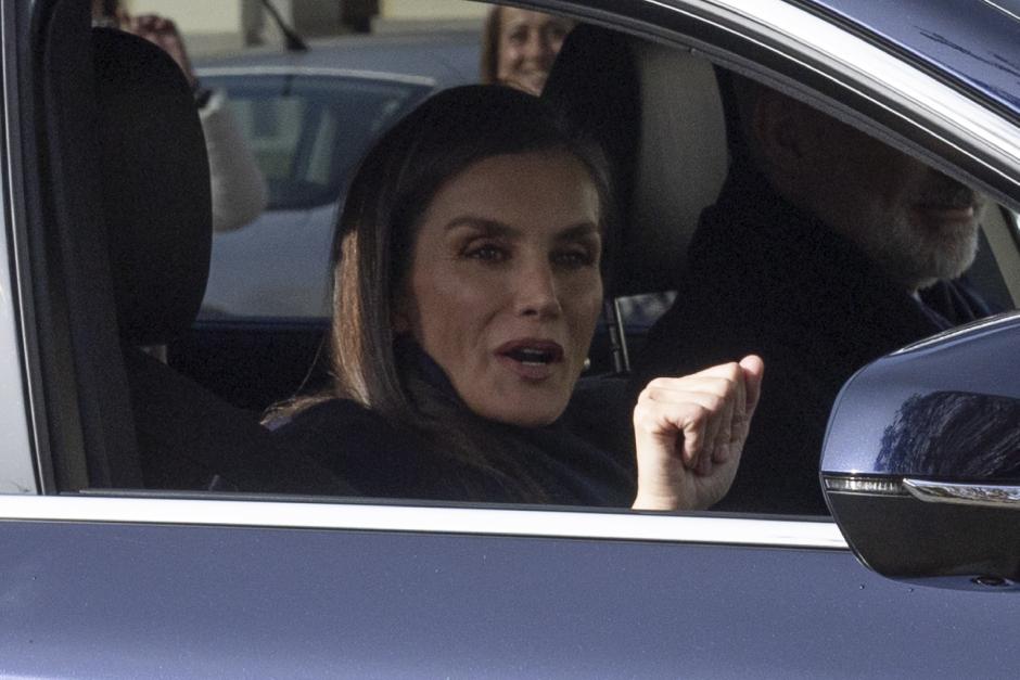 La Reina saluda a su llegada al Palacio