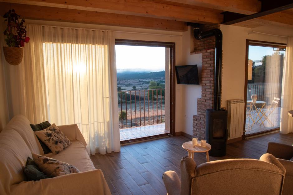 Parte del salón interior de la casa rural Té de Roca