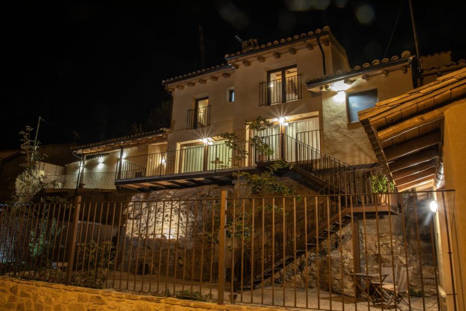 Panorámica nocturna de la casa rural Té de Roca
