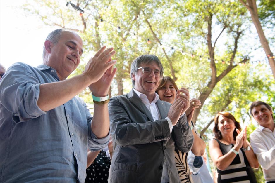 Carles Puigdemont, en una imagen de archivo. A la derecha, Vergés aplaude.