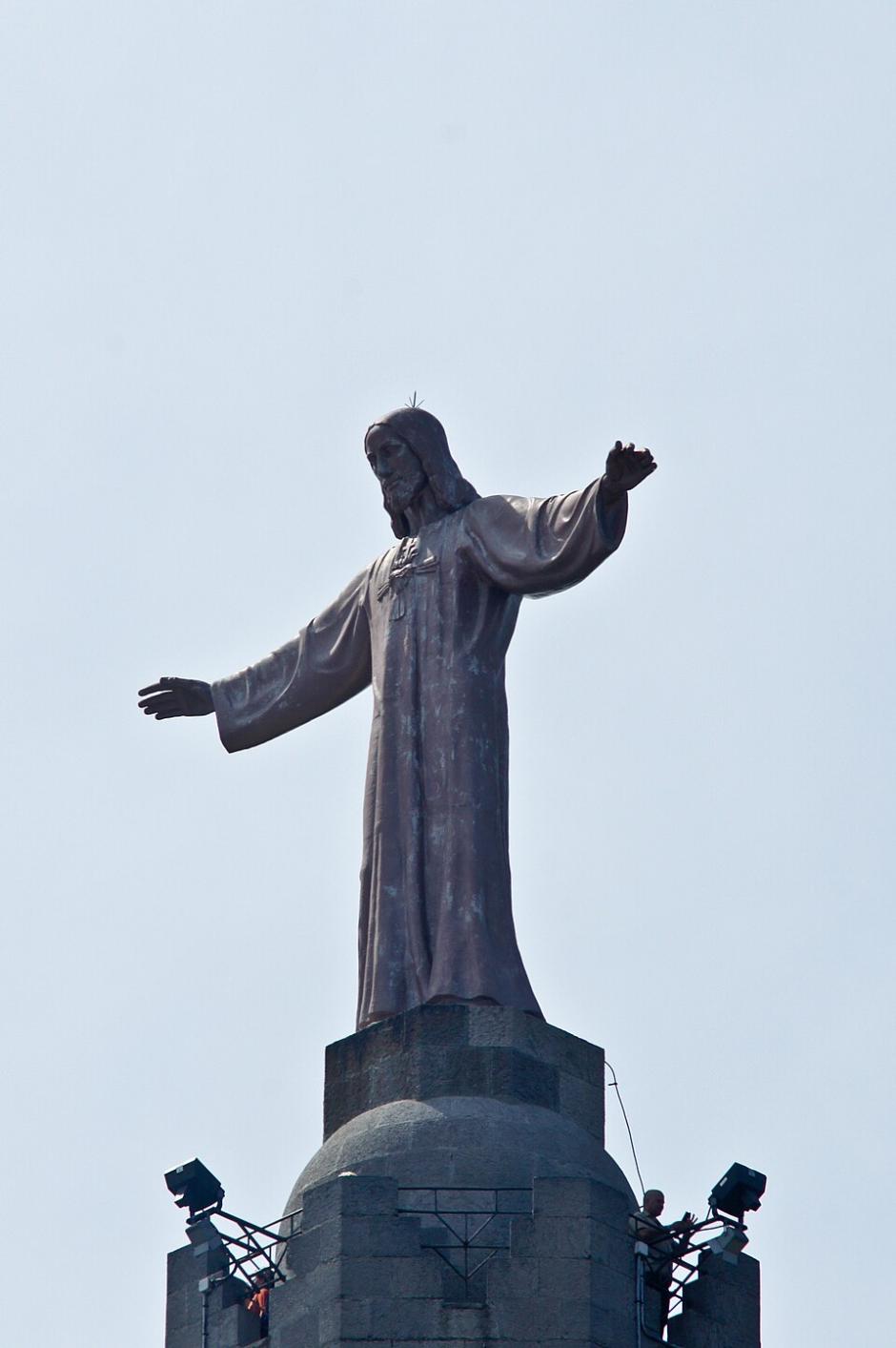 La estatua de Jesucristo que corona el templo, obra de Frederic Mares