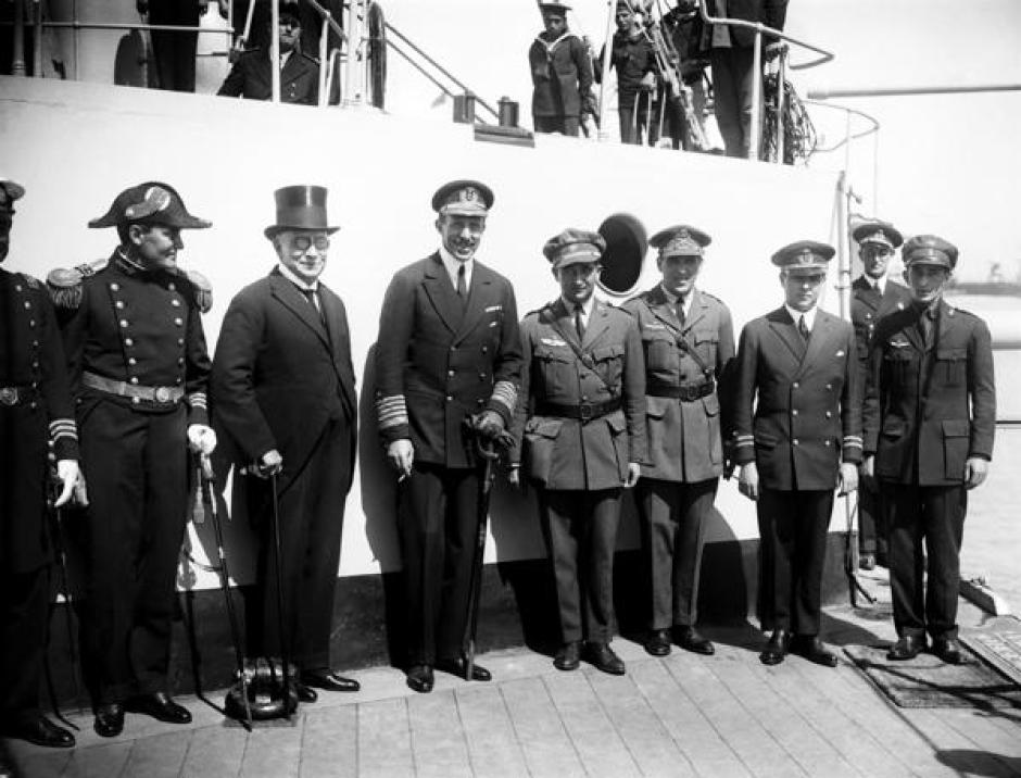 El Rey Alfonso XIII con los tripulantes del Plus Ultra, tras su regreso a España, en Palos de la Frontersa
