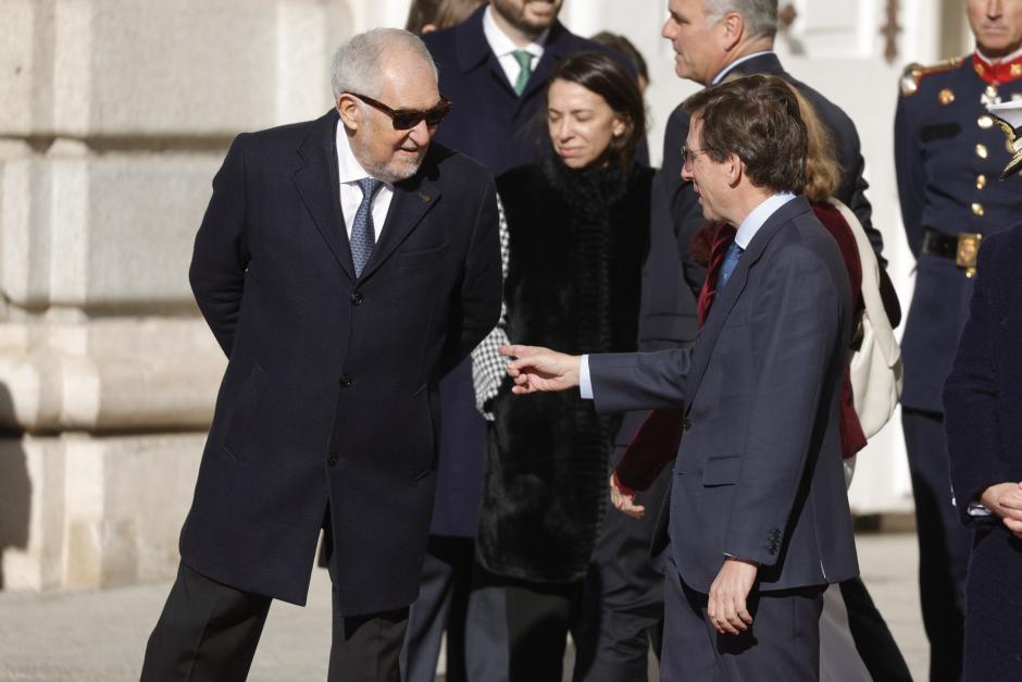 El alcalde de Madrid, a cuerpo, habla con Cándido Conde-Pumpido