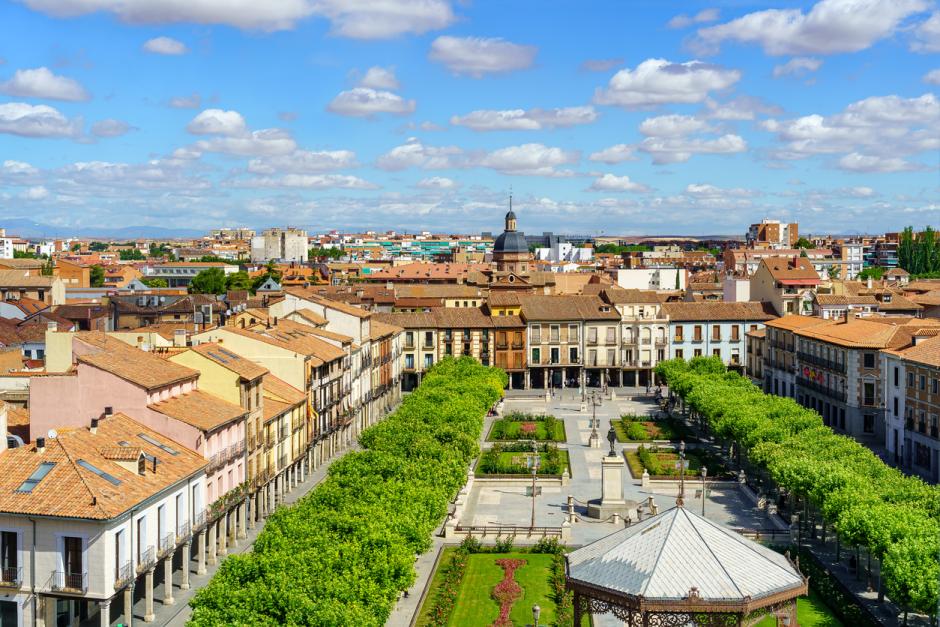 Plaza de Cervantes en la ciudad monumental de Alcalá de Henares.