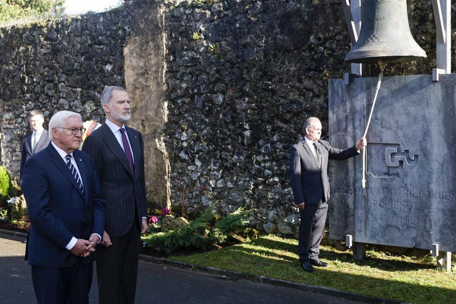 El Rey y el presidente alemán en el cementerio de Guernica