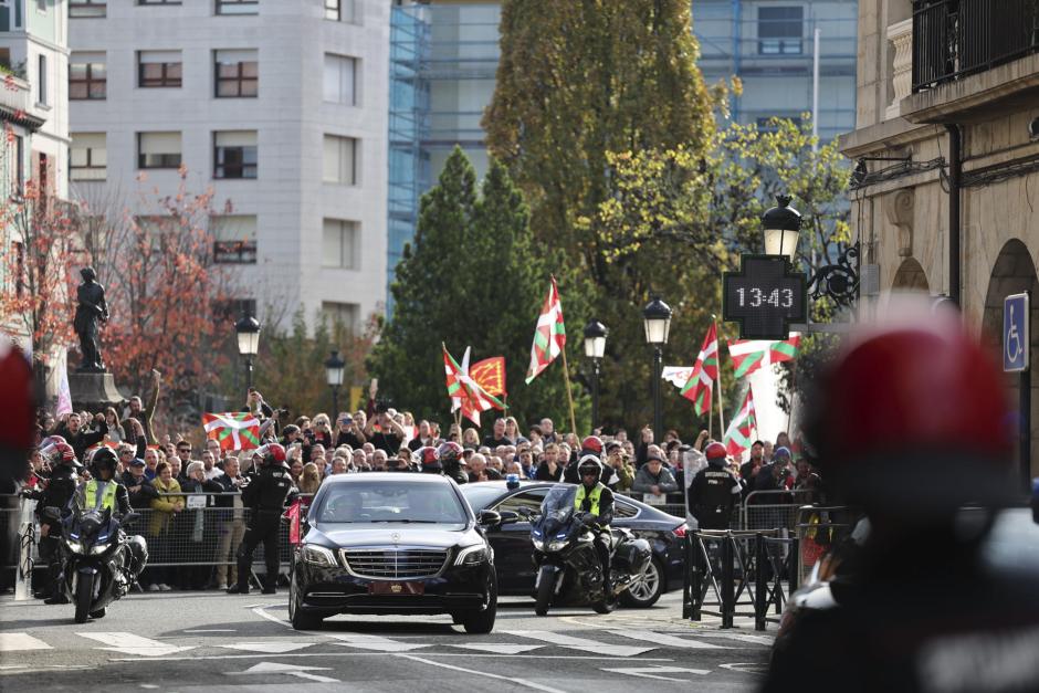 Protesta tras el perímetro de seguridad al paso del coche del Rey
