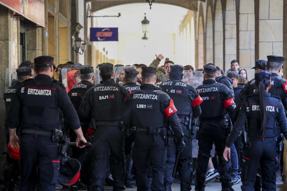 La Ertzaintza desaloja a quienes protestan contra la visita del Rey a Guernica
