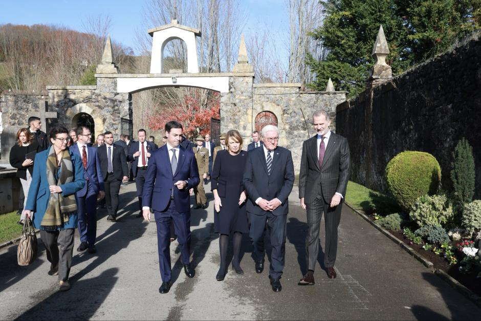 Don Felipe, con el presidente alemán y el lendakari, en el cementerio de Zallo en Guernica