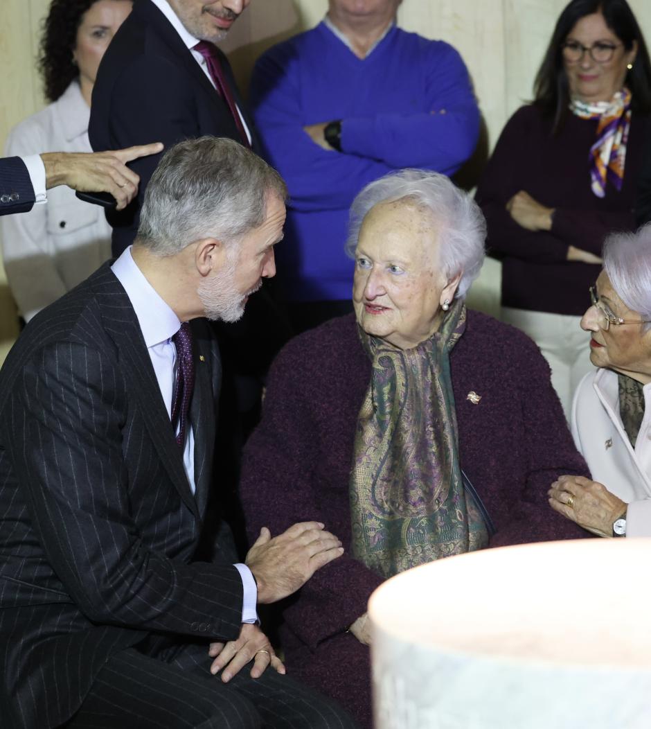 Don Felipe conversa con Crucita Etxabe, superviviente del bombardeo de Guernica