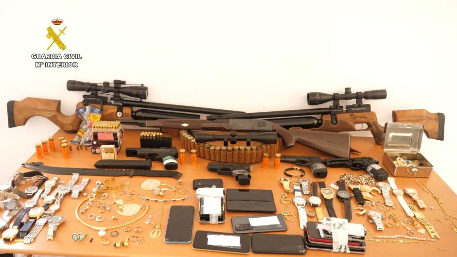 En la operación destaca la incautación de un arma modificada para efectuar disparos en modo ráfaga, siete armas de aire comprimido, una carabina y una elevada cantidad de munición.