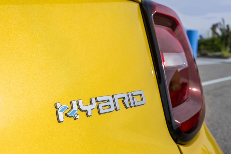 La placa de 'Hybrid' ya cuelga del portón trasero del 500