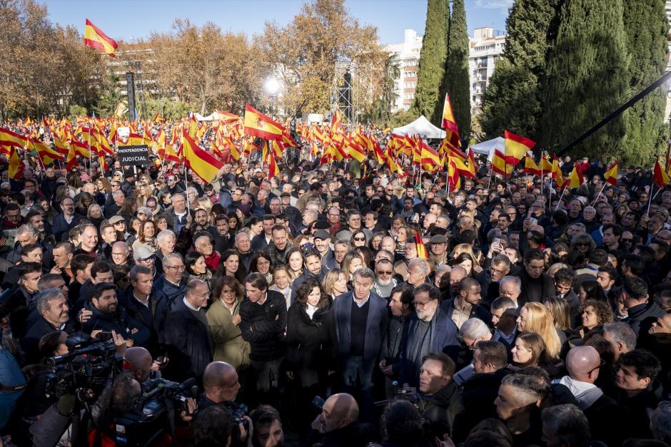 Foto de familia de los líderes del PP al llegar a la manifestación