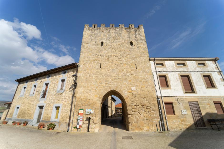 Entrada a la villa medieval de Santa Gadea del Cid
