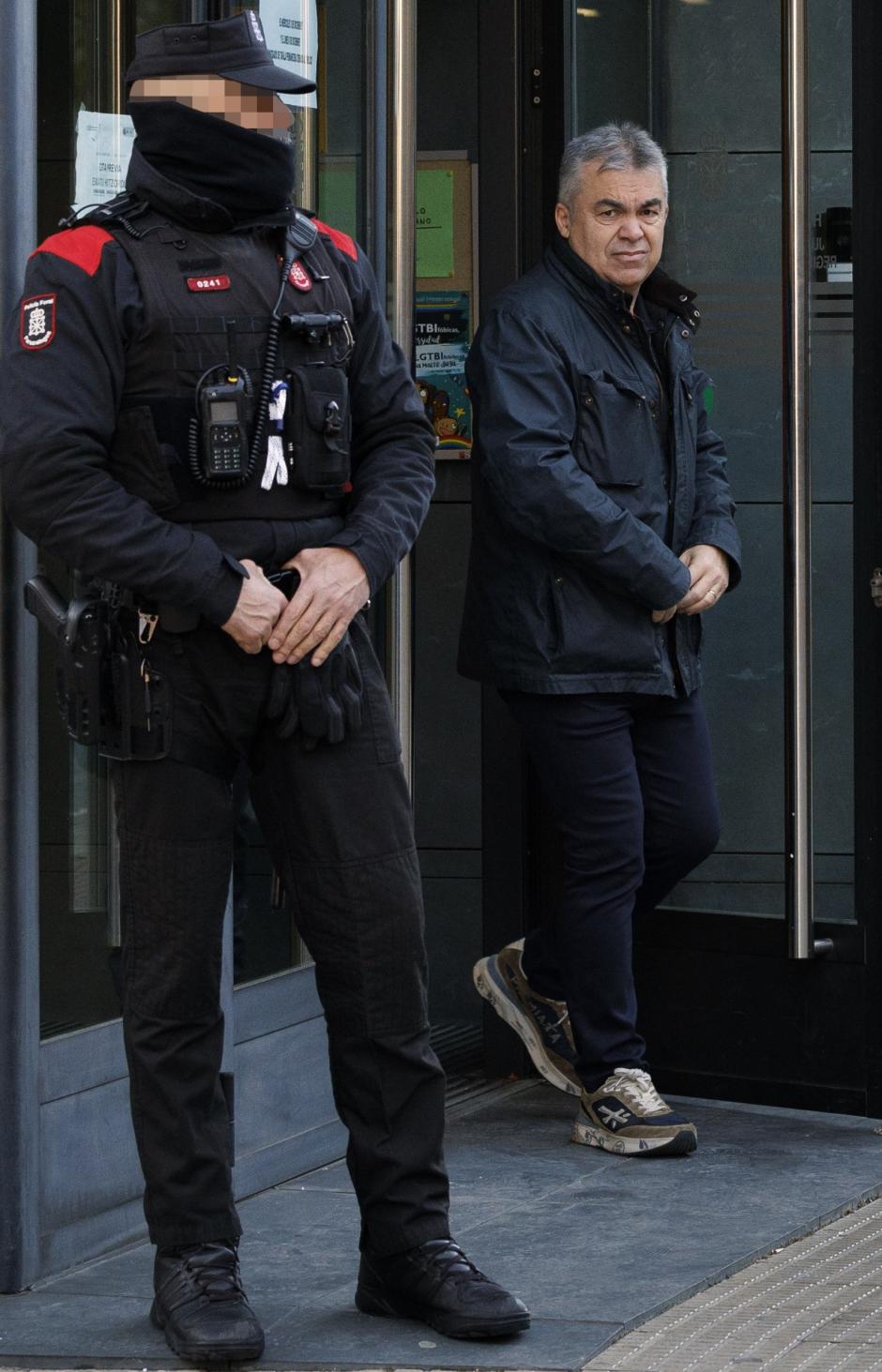 TAFALLA (NAVARRA) 01/12/2025.- El ex secretario de Organización del PSOE Santos Cerdán a su salida este lunes por primera vez al Juzgado de Primera Instancia de Tafalla para cumplir con la comparecencia quincenal impuesta por el juez del Tribunal Supremo Leopoldo Puente tras su puesta en libertad. EFE/Villar López