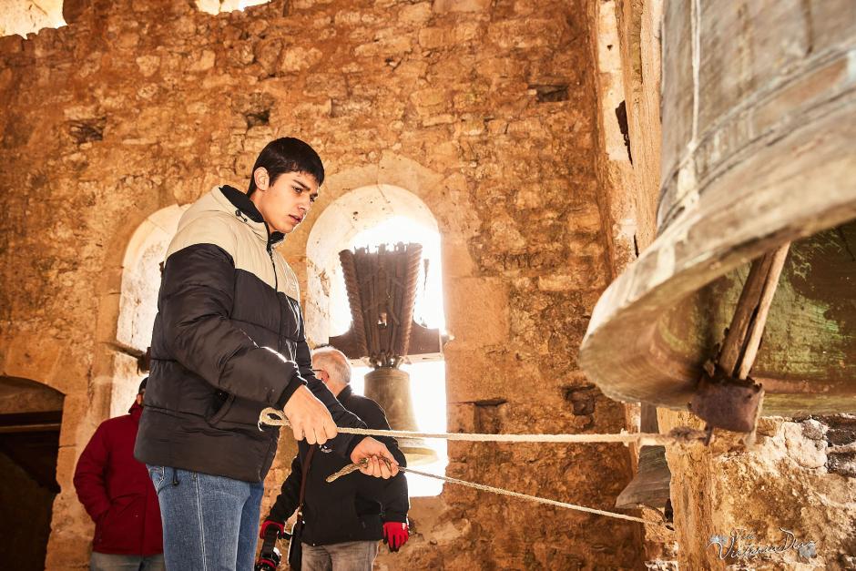 Este joven tampoco quiso perderse la primera clase para convertirse en campanero