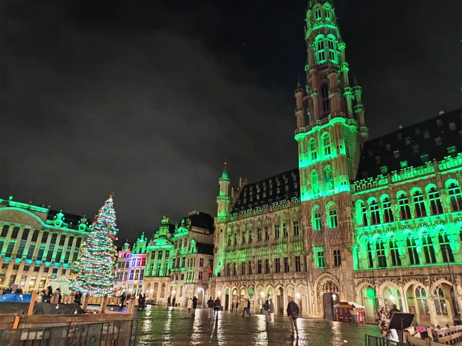 La Grand Place de Bruselas se llena de luz durante las noches prenavideñas