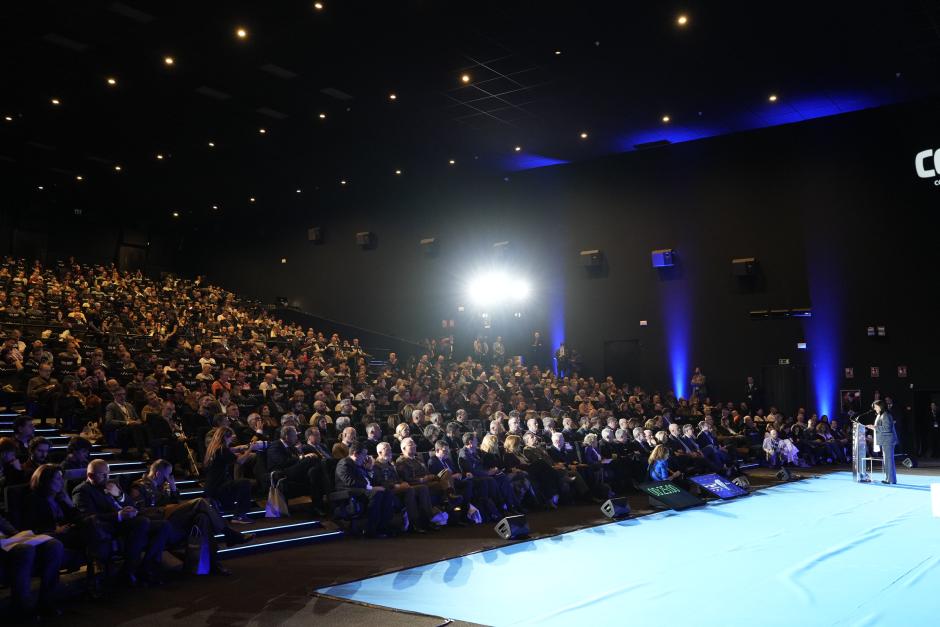 La directora del CNI, Esperanza Casteleiro, se dirige a un abarrotado auditorio durante las Jornadas STIC2025