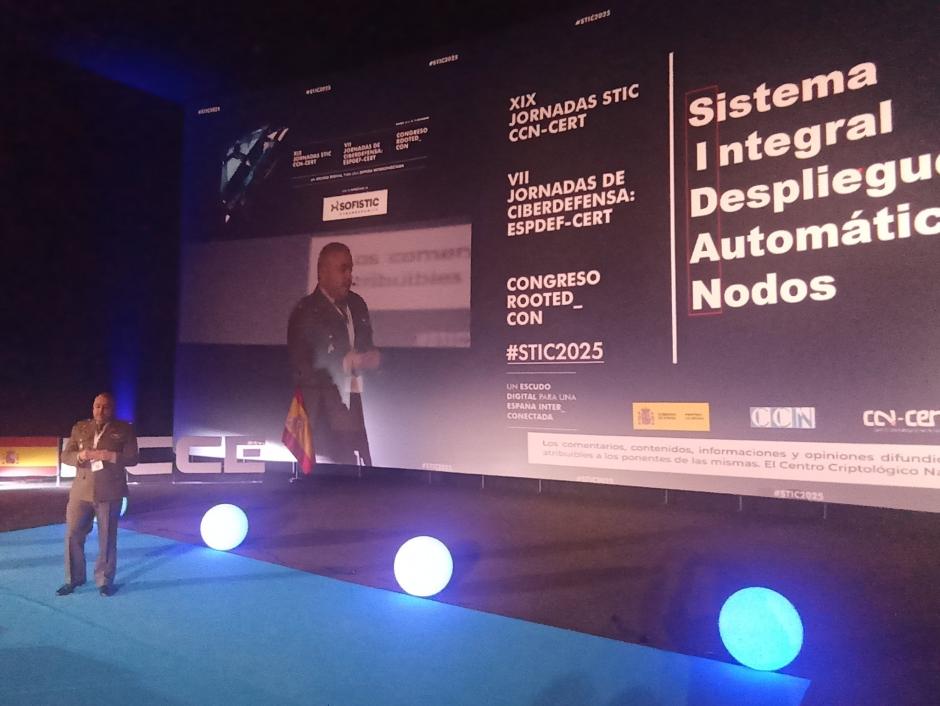 El teniente del Ejército de Tierra Jorge Medrano, destinado en el Mando Conjunto del Ciberespacio, explica el sistema SIDAN en STIC2025
