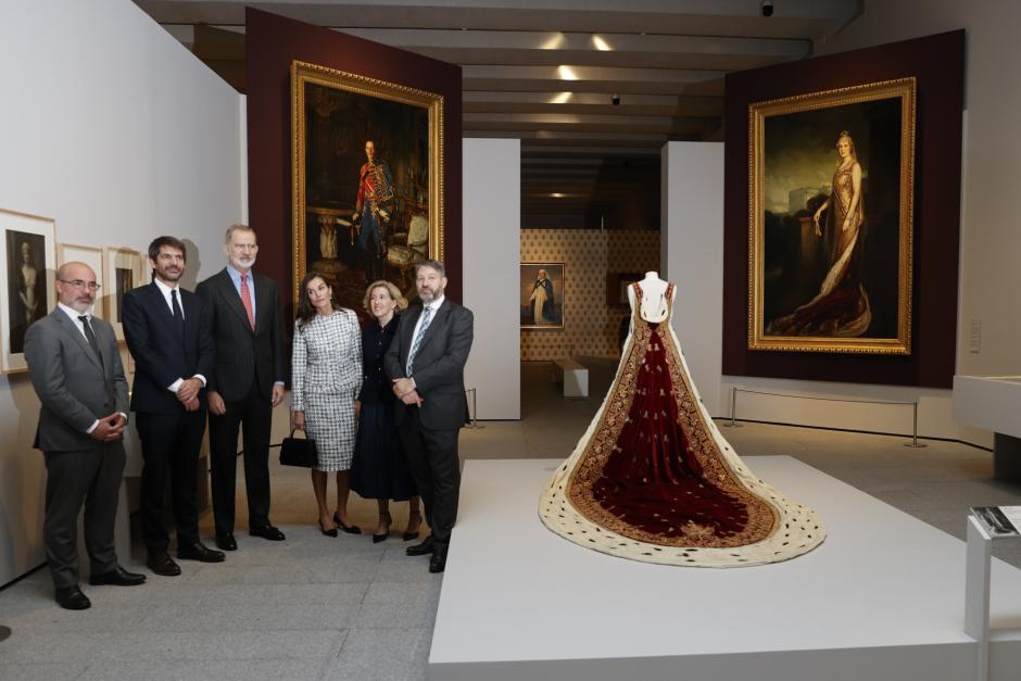 Los Reyes, acompañados por el ministro de Cultura, Ernest Urtasun, entre otras personas, en la inauguración de la exposición sobre la Reina Victoria Eugenia en la Galería de las Colecciones Reales