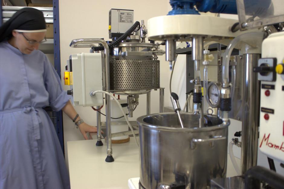 Una monja revisando la maquinaria del laboratorio