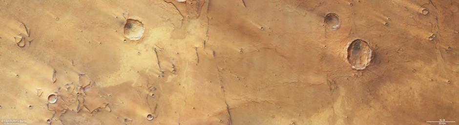 Una vista más amplia de la región, con el cráter de la mariposa a la derecha