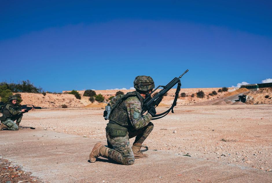 Ejercicios de transición entre posiciones de rodilla y cuerpo a tierra de los legionarios