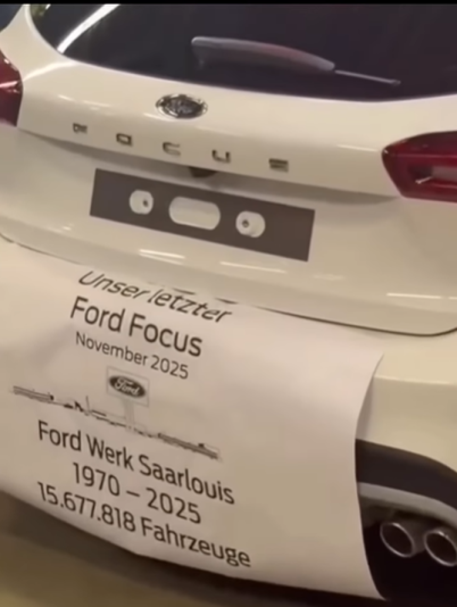 Imagen del cartel que llevaba el último Focus