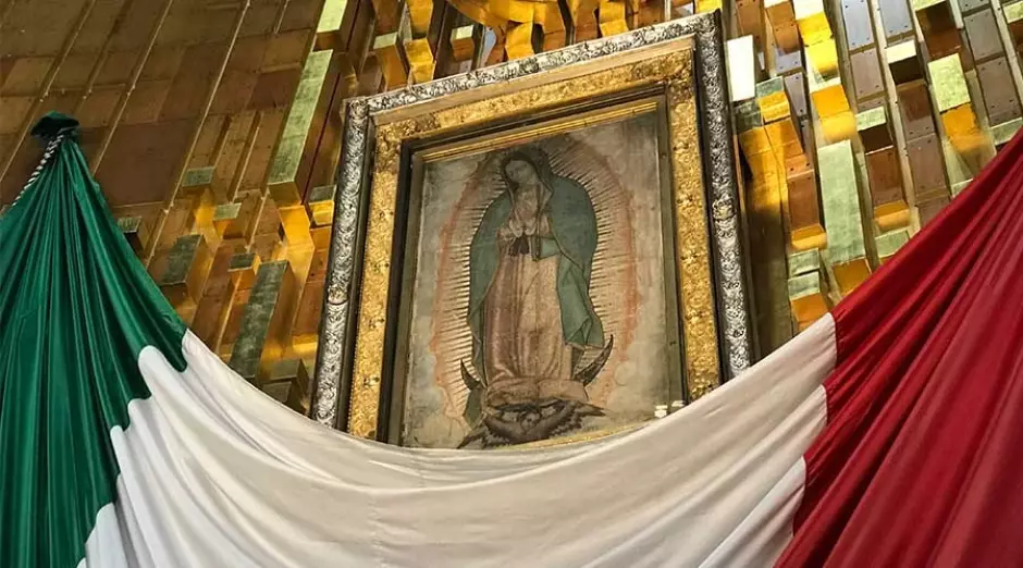 La tilma milagrosa se encuentra expuesta en la Basílica de Guadalupe, en Ciudad de México