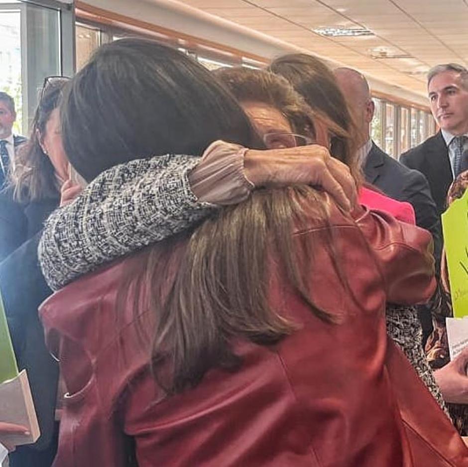 María Jesús abraza a la Reina