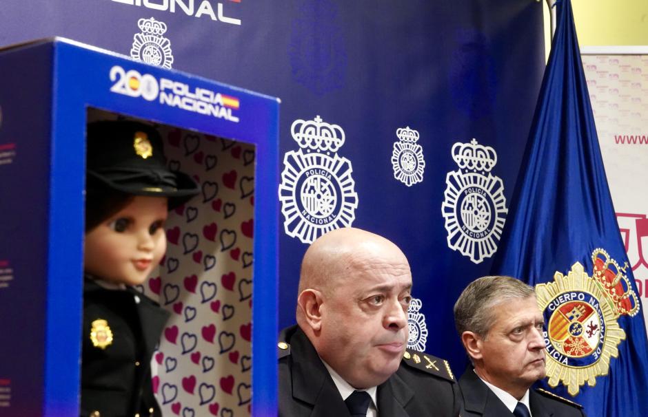 El jefe Superior de la Policía Nacional en Castilla y León, Juan Carlos Hernández Muñoz, junto a la muñeca Gala