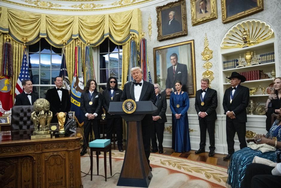 Donald Trump pronuncia su discurso rodeado por los premiados