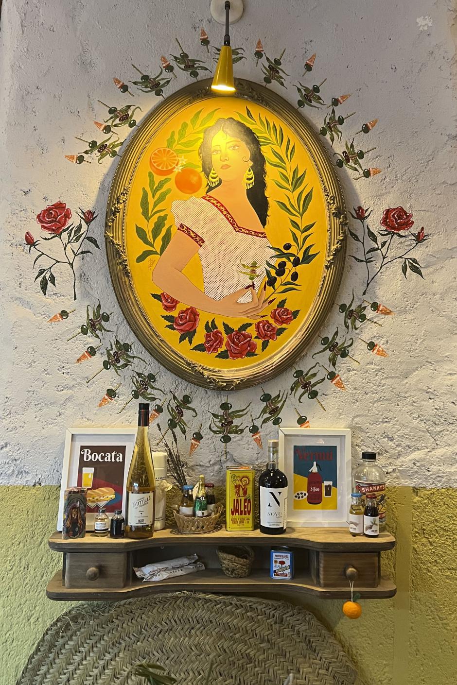 MADRID, 08/12/2025.- Tienda de Comestibles Barea de Madrid. Han pasado más de 80 años desde que Antxon Vallés ensartara en un palillo anchoa, piparras y aceitunas bajo el nombre de Gilda, inspirado en la película de Rita Hayworth porque, al igual que ella, es un pincho verde, salado y un poco picante. Hoy este pincho trasciende las barras de bar como icono millennial. La transformación cultural de la gilda tiene un punto generacional y otro simbólico. Nacida en la posguerra como un bocado sencillo, se convierte en un emblema emocional que une tradición y modernidad, con un ascenso que encuentra reflejo en redes sociales, en el lenguaje visual de los tatuajes y en la joyería artística. EFE/Almudena González