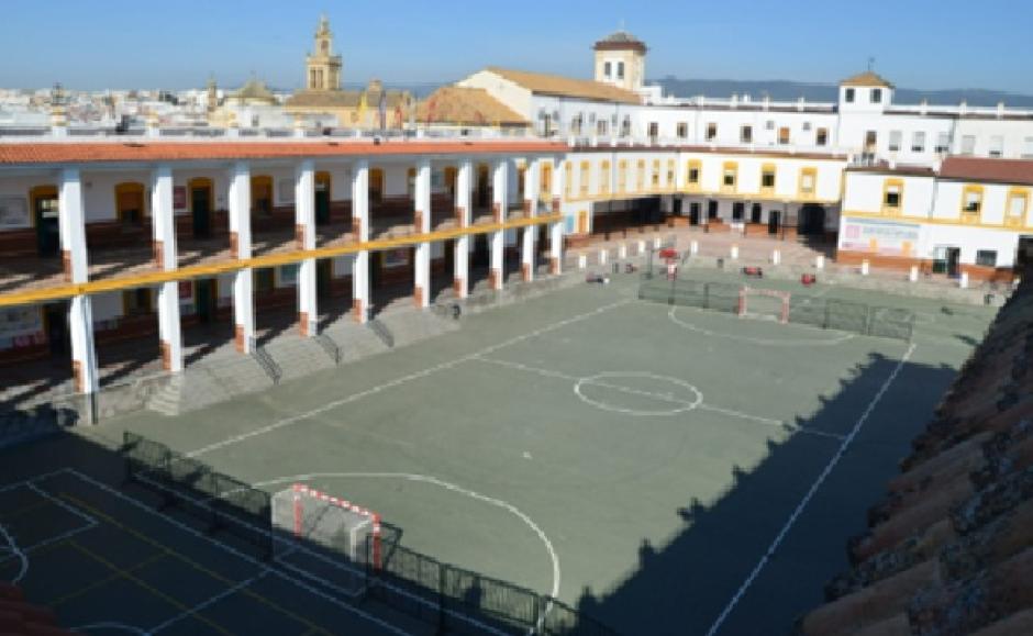 El actual Patio Verde del colegio. Al fondo, la torre de San Lorenzo