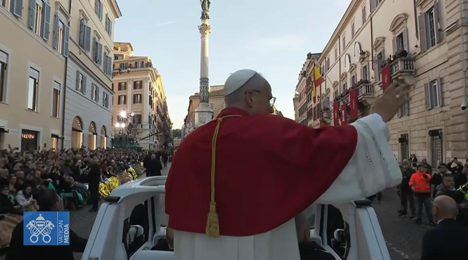 El Papa León XIV pasa por delante de la bandera de España junto al monumento a la Inmaculada
