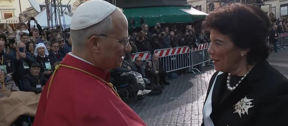 El Papa saluda a Isabel Celaá, embajadora de España