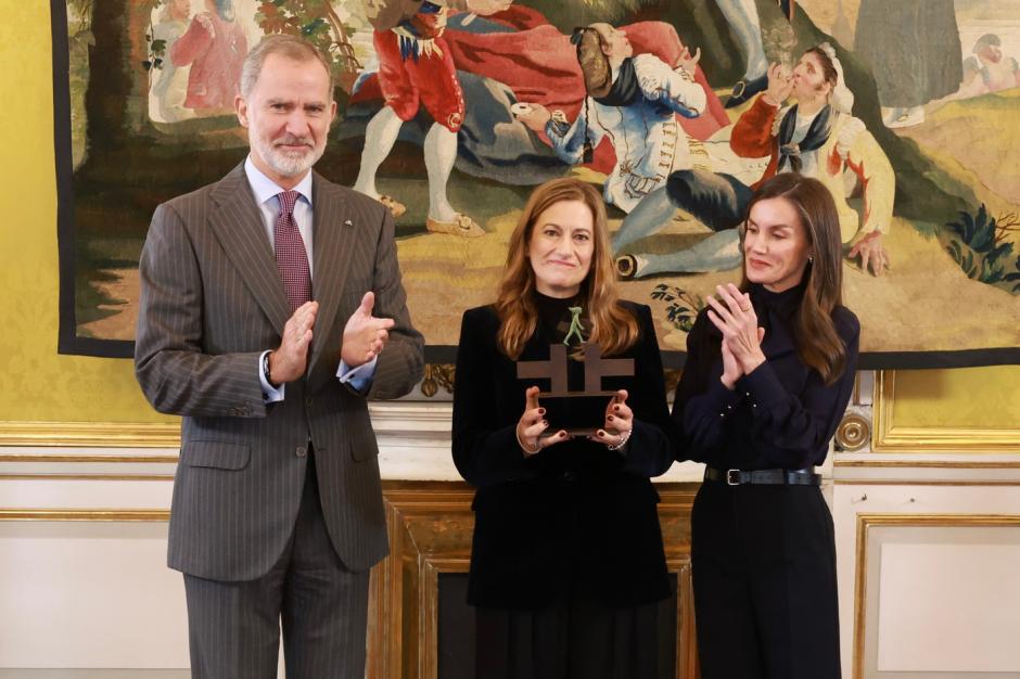 Los Reyes con la María Delgado, a quien han entregado el premio