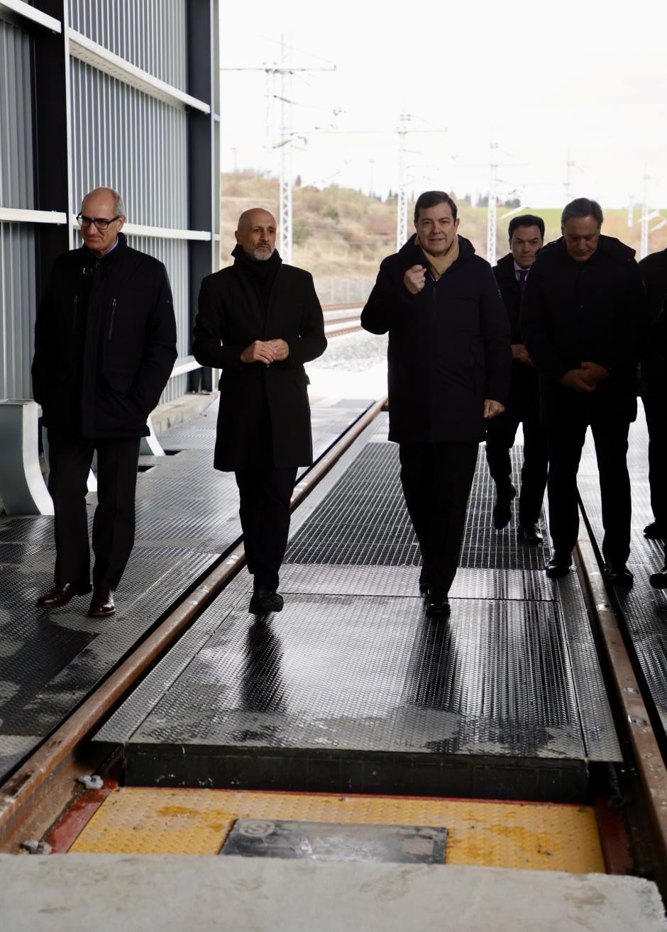 El presidente de la Junta de Castilla y León, Alfonso Fernández Mañueco, acompañado por el alcalde de Salamanca, Carlos García Carbayo, visitan las instalaciones de la Terminal Intermodal de Salamanca-Puerto Seco