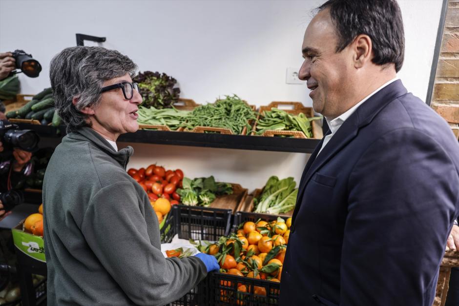 Imagen tomada este martes de Juanfran Pérez Llorca hablando con una vecina de Paiporta