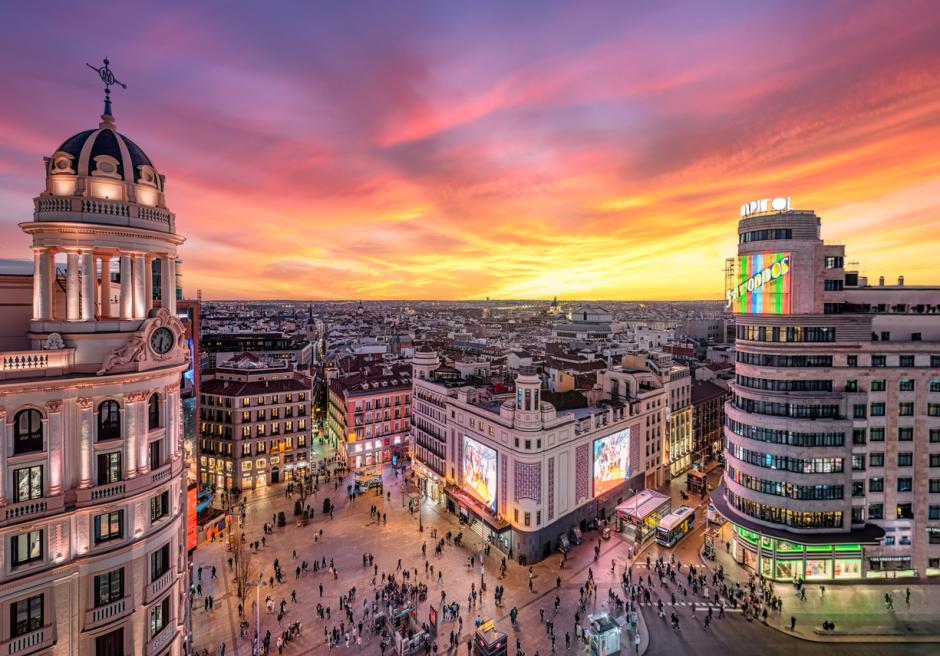 Puesta de sol sobre la Gran Vía y la Plaza del Callao en Madrid