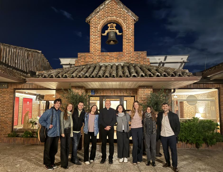 El sacerdote, con el equipo de la Oración de Misericordia