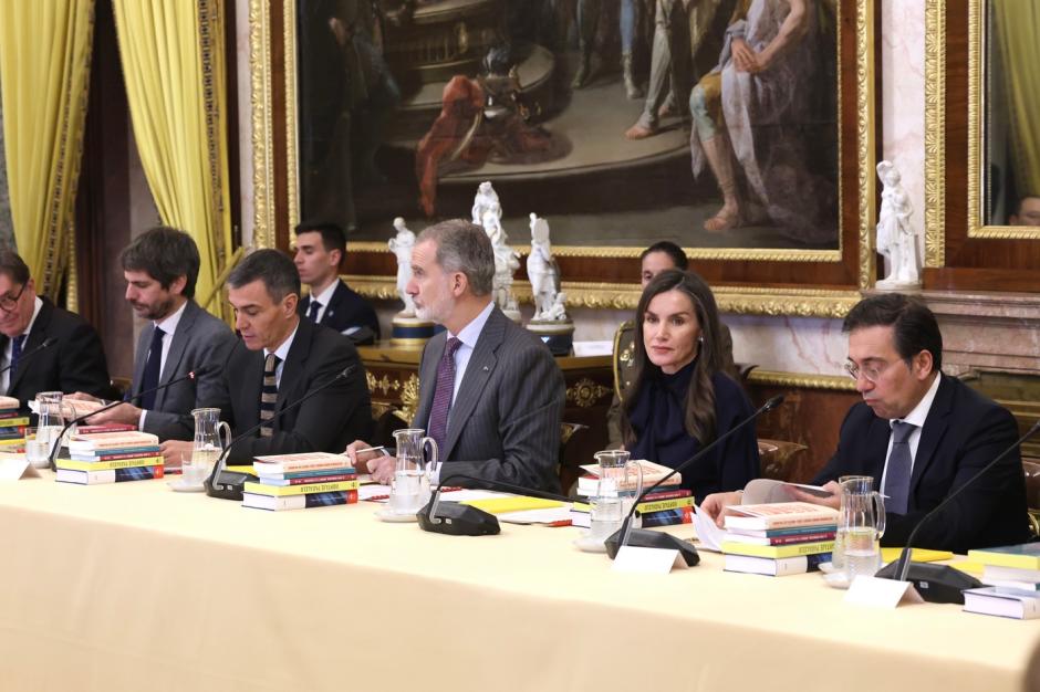 Los Reyes, con el presidente del Gobierno y los ministros de Exteriores y Cultura en la reunión del Patronato