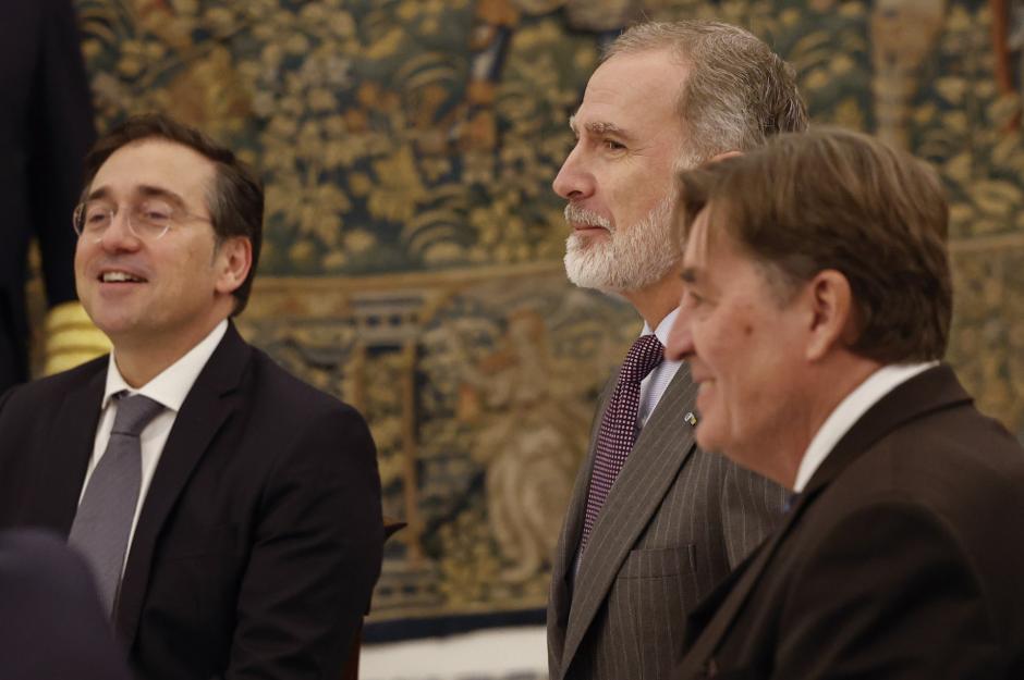 Don Felipe, durante el almuerzo, con el ministro Albares y el director del Instituto Cervantes