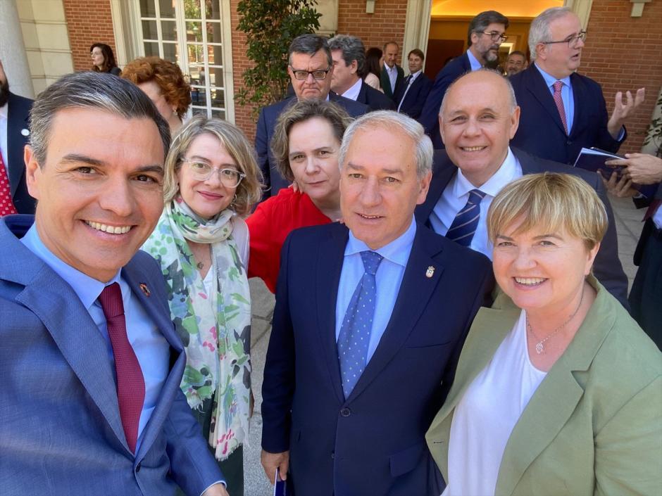 Pedro Sánchez se hace una foto junto a José Tomé Roca, presidente de la Diputación de Lugo,