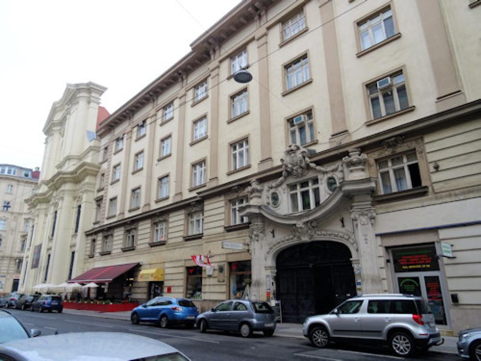 El portal actual del edificio, con el antiguo portal del monasterio