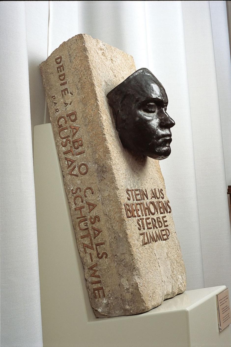 La piedra de la casa de Beethoven en la que Pau Casals colocó una máscara del compositor