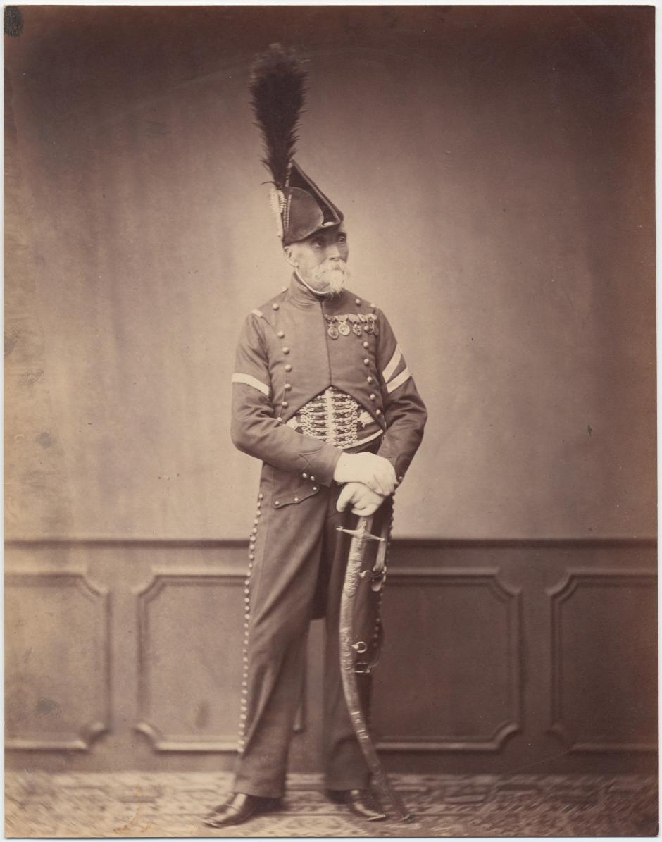 M. Dupont, intendente del 1.º Regimiento de Húsares, fue uno de los últimos veteranos supervivientes del ejército de Napoleón. Aquí aparece vestido con su uniforme de gala y luciendo la medalla de Santa Elena (concedida el 12 de agosto de 1857 a todos los veteranos de las guerras de la Revolución Francesa y del Imperio Napoleónico).