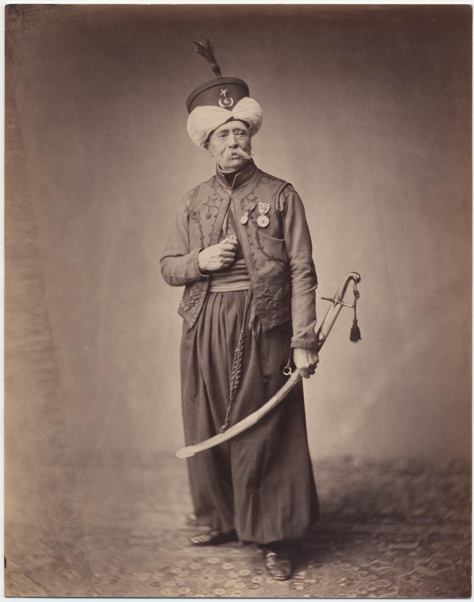 M. Ducel, mameluco de la Guardia entre 1813 y 1815, fue uno de los últimos veteranos supervivientes del ejército de Napoleón. Aquí aparece con su uniforme de gala, luciendo la medalla de Santa Elena (concedida el 12 de agosto de 1857 a todos los veteranos de las guerras de la Revolución Francesa y del Imperio Napoleónico).